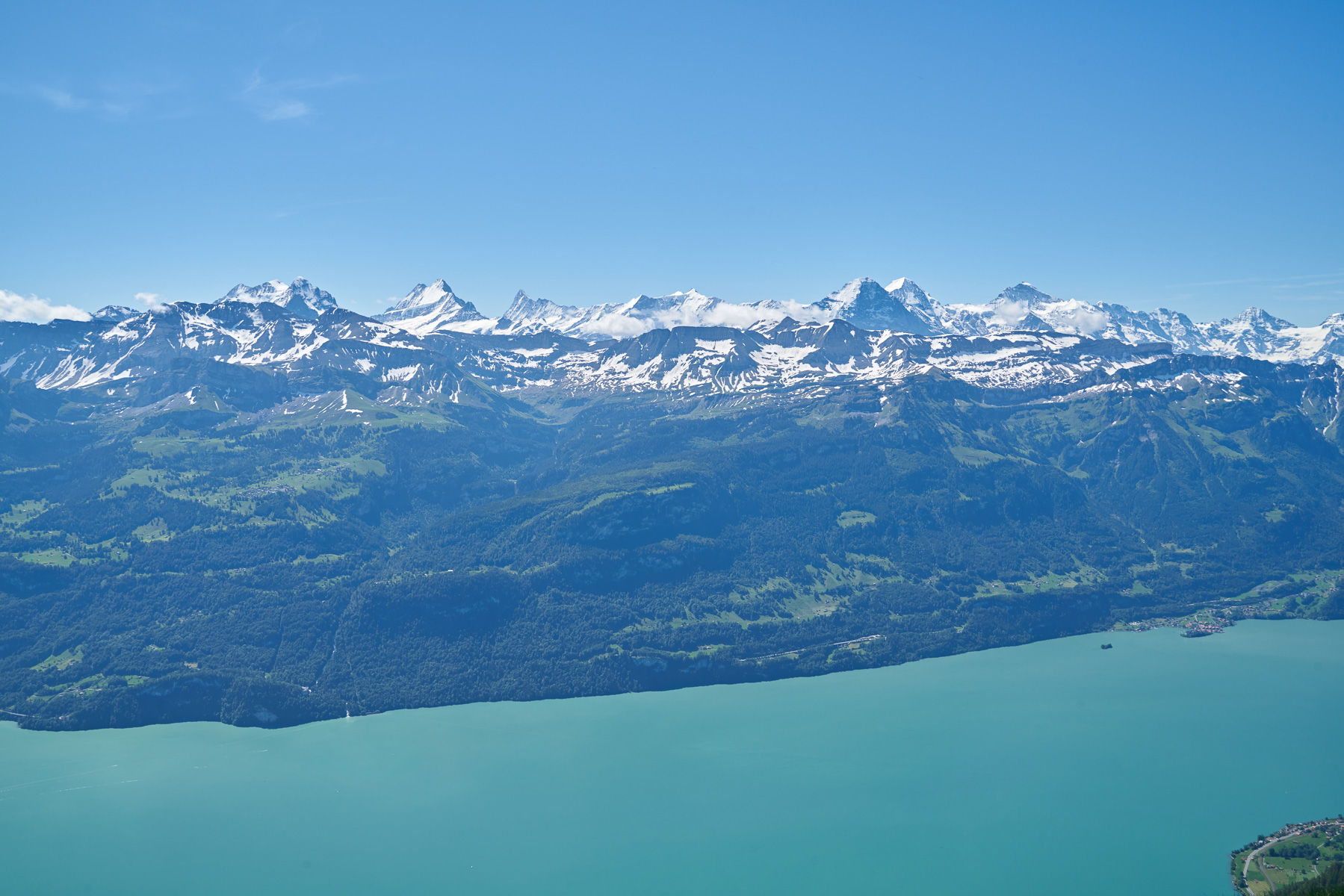 Brienzer See und Berner Alpen.