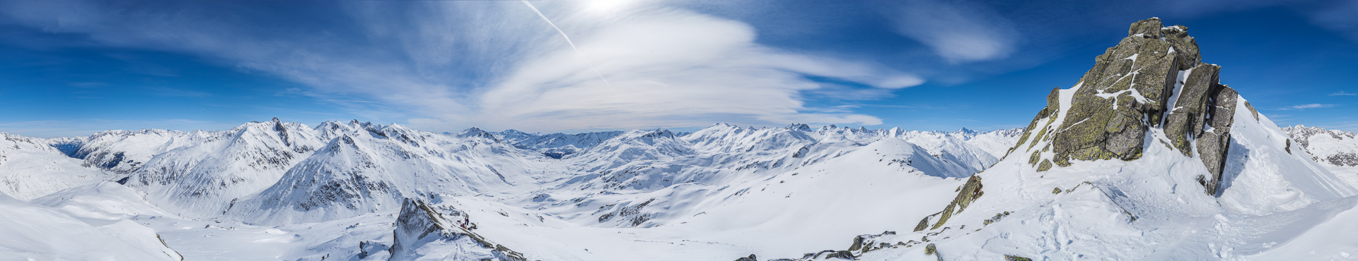 Ein wunderschönes Vorgipfelpanorama bei herrlichstem Winterwetter zwischen Graubünden und Tessin.