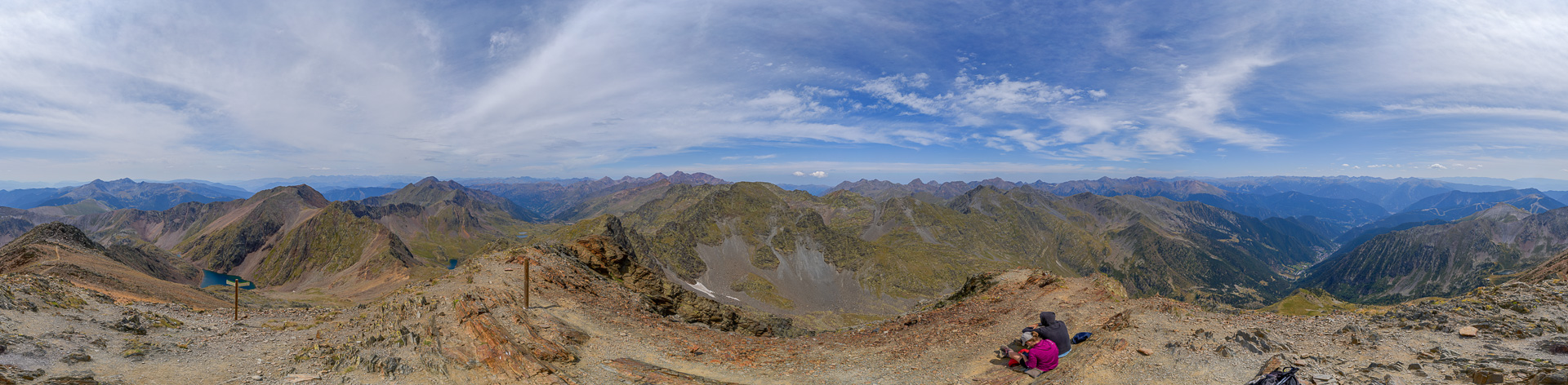 Der Blick geht weit über die andorranischen Berge hinaus bis zum Aneto.