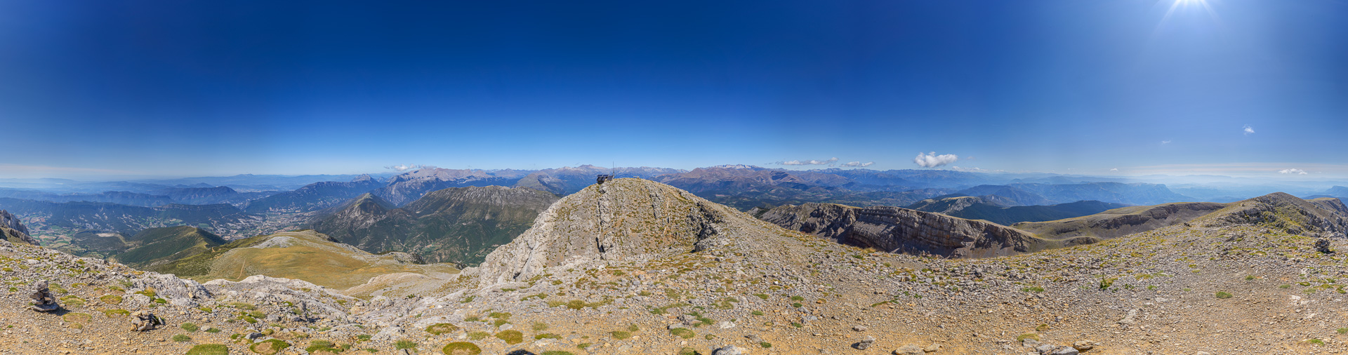 Einer der bedeutenden kleinen Berge zu Füßen der Pyrenäen mit prächtiger Aussicht