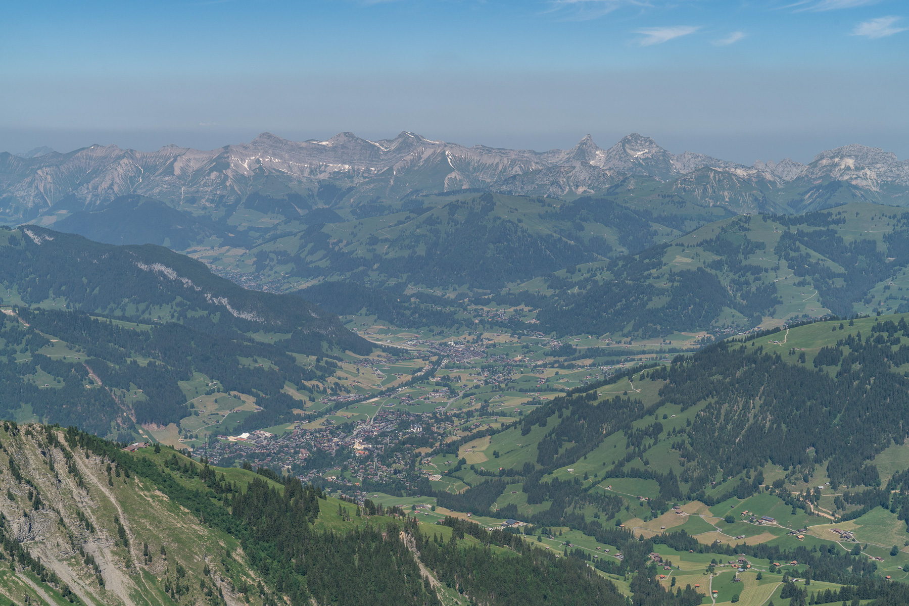 Blick über Gstaad hinweg in die Freiburger Alpen