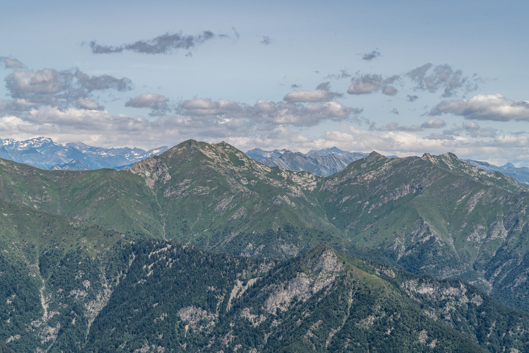 Blick zum zweigipfeligen  Monte Togano.