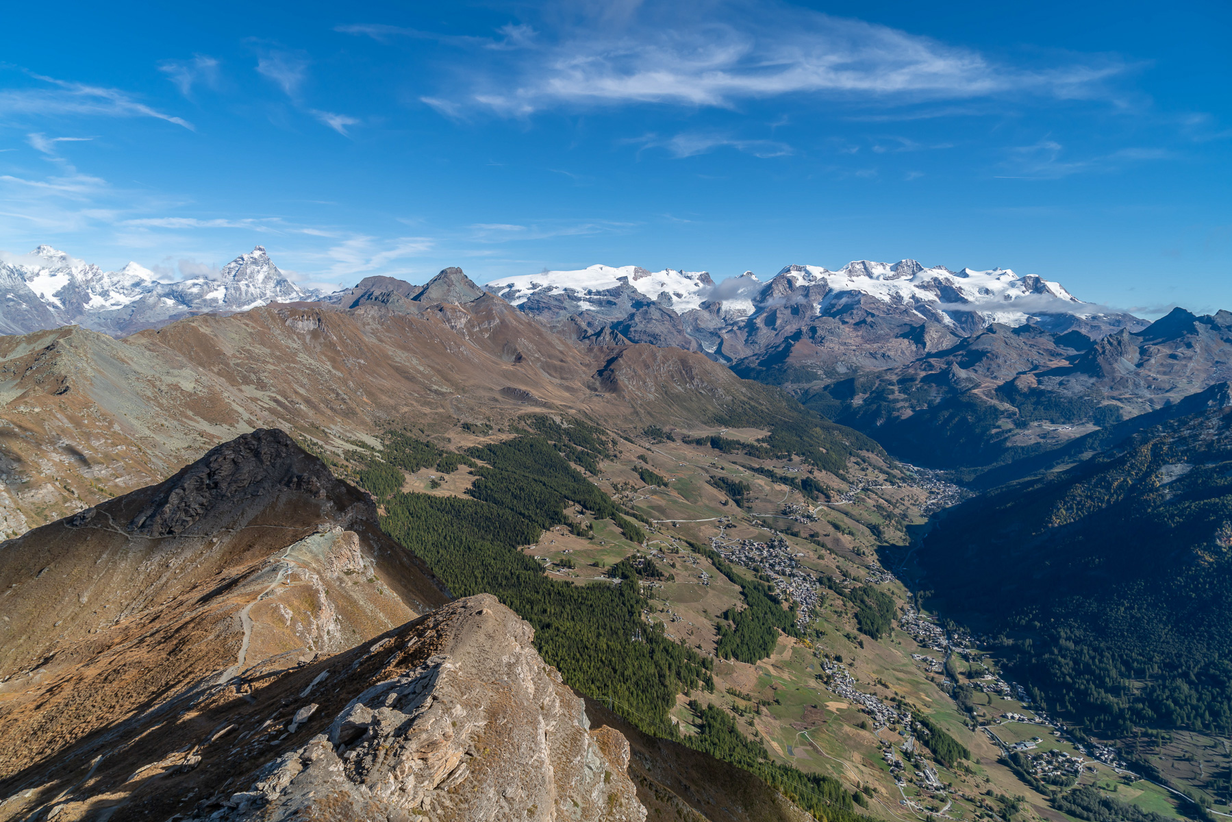 Nordblick mit Val d'Ayas, Matterhorn, Breithorn und Monte Rosa