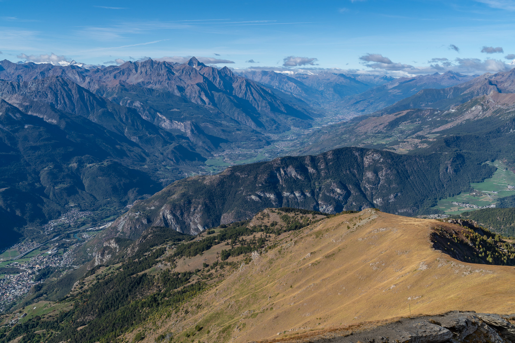 Tiefblick ins Aostatal mit dem beherrschenden Mont Emilius