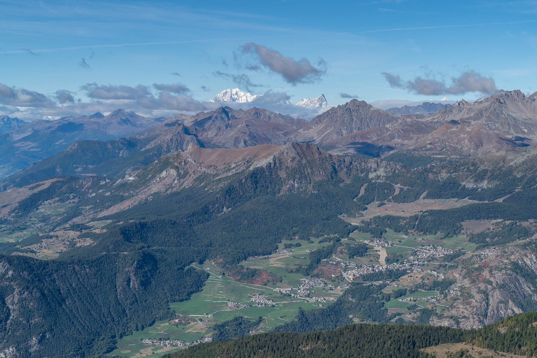 In der Ferne zeigen sich Mont Blanc und Grandes Jorasses