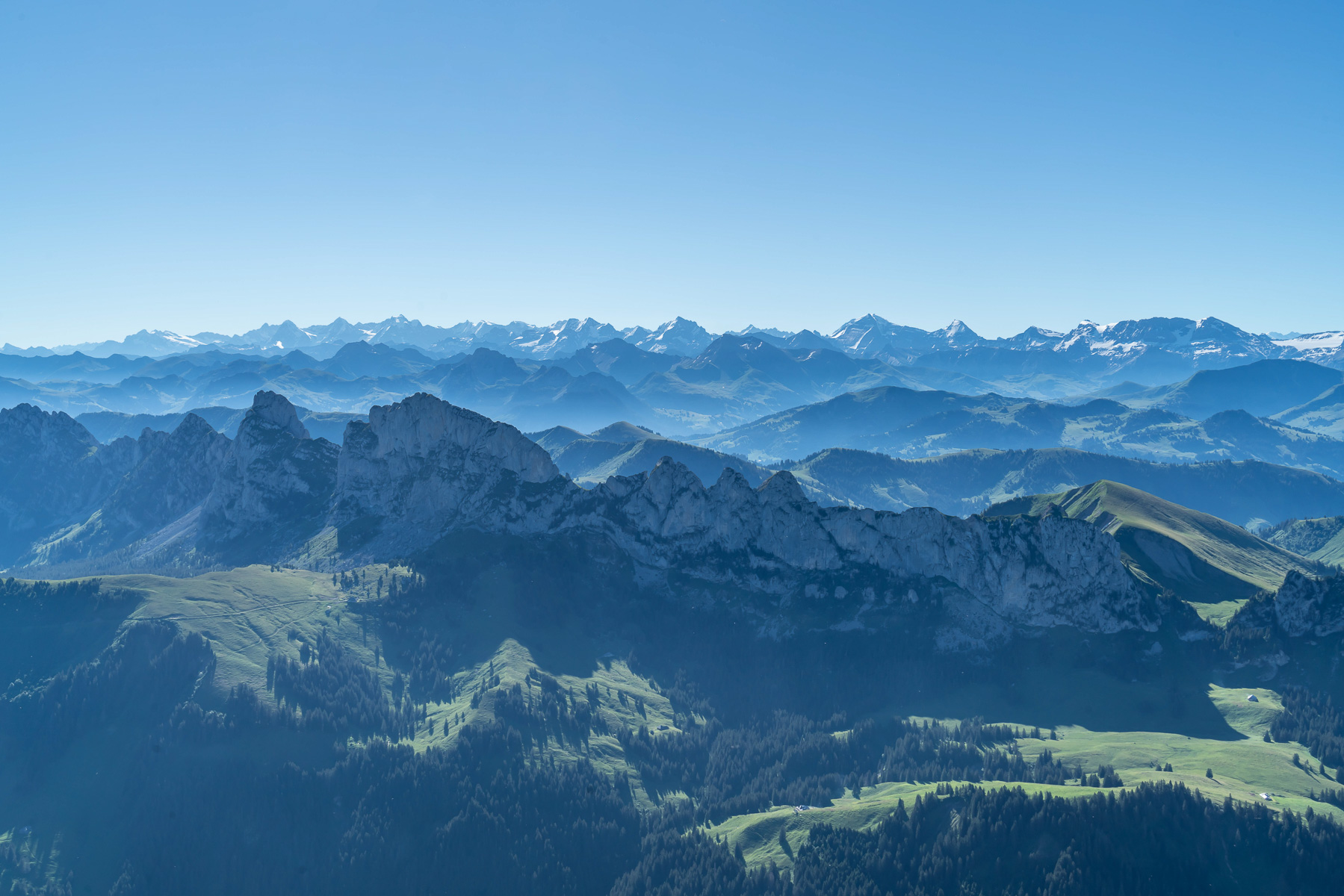 Berner Alpen - davor Dent de Ruth und Dent de Savigny