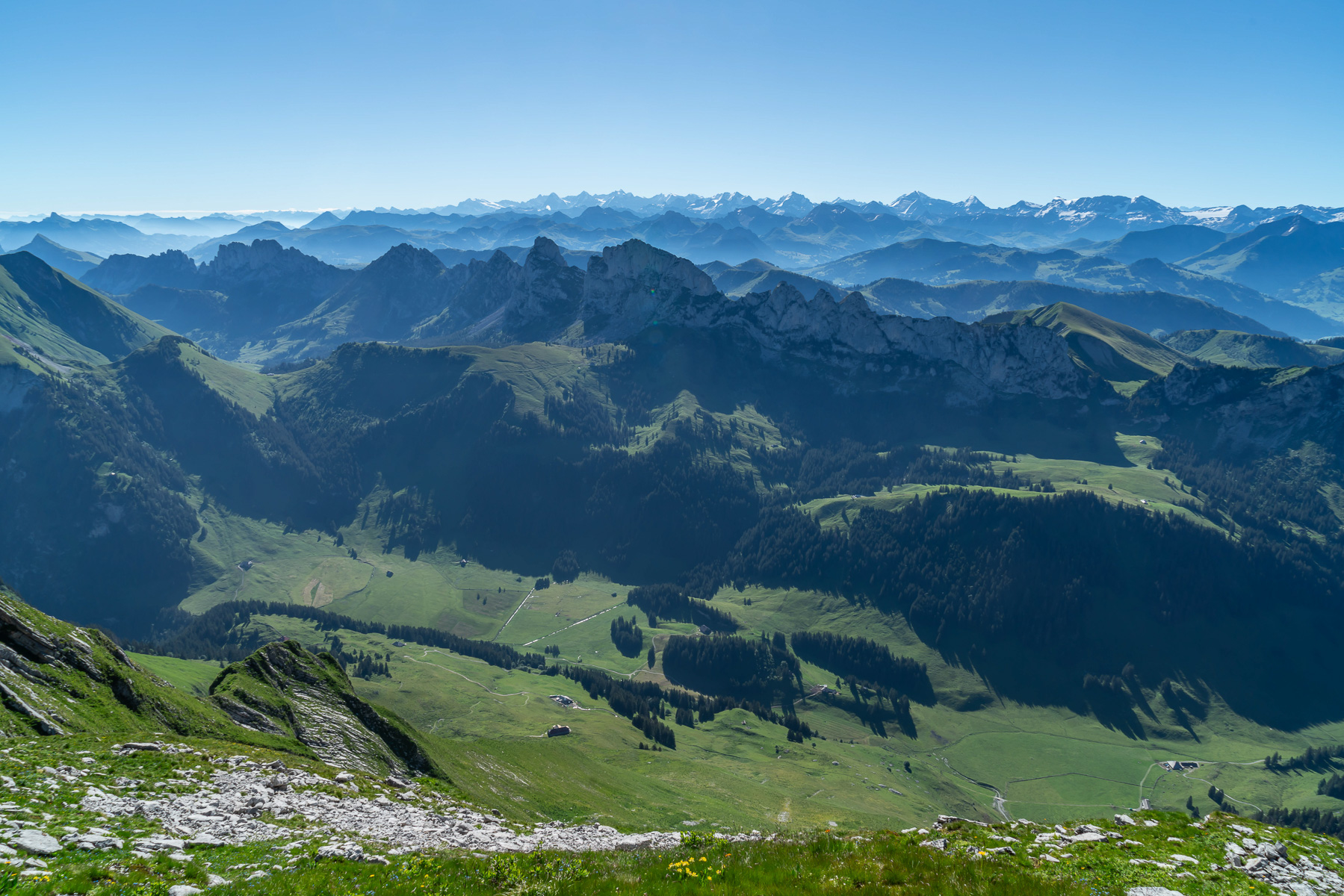 Tiefblick und Fernblick in die Berner Alpen