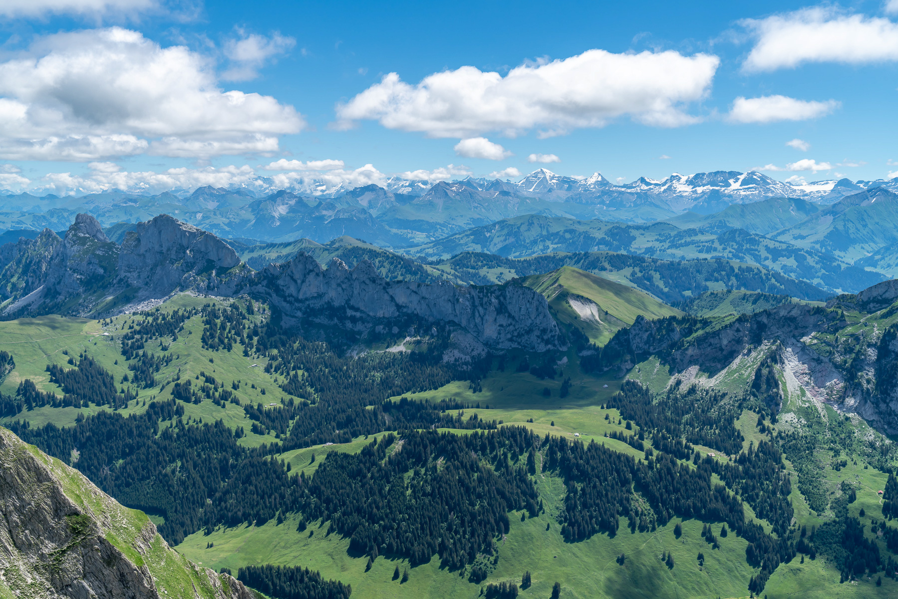 Beim Blick in die Berner Alpen hat es schon mehr Wolken als zuvor.