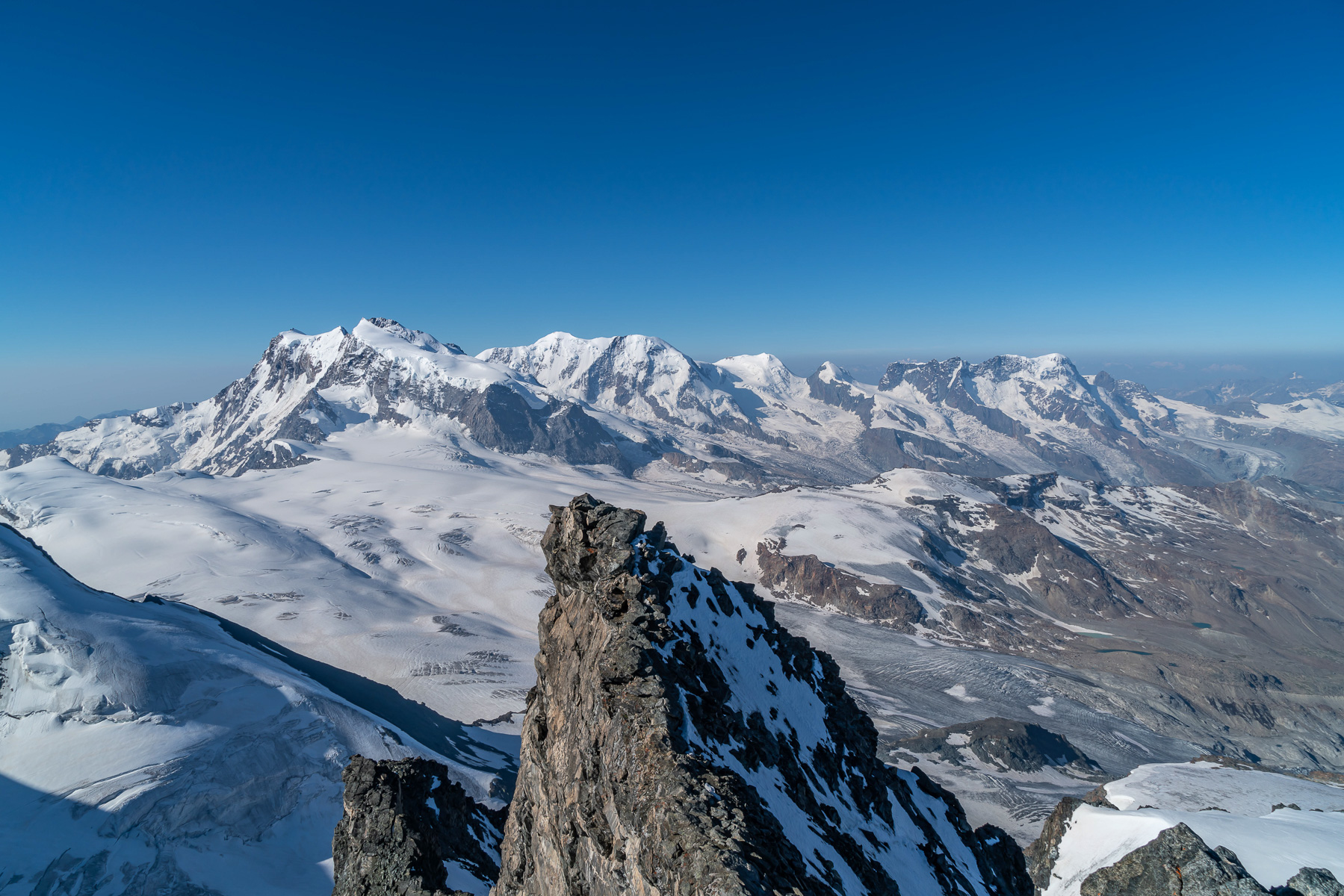 Blick über die Rimpfischhorn-Schulter zum Monte Rosa und Breithorn