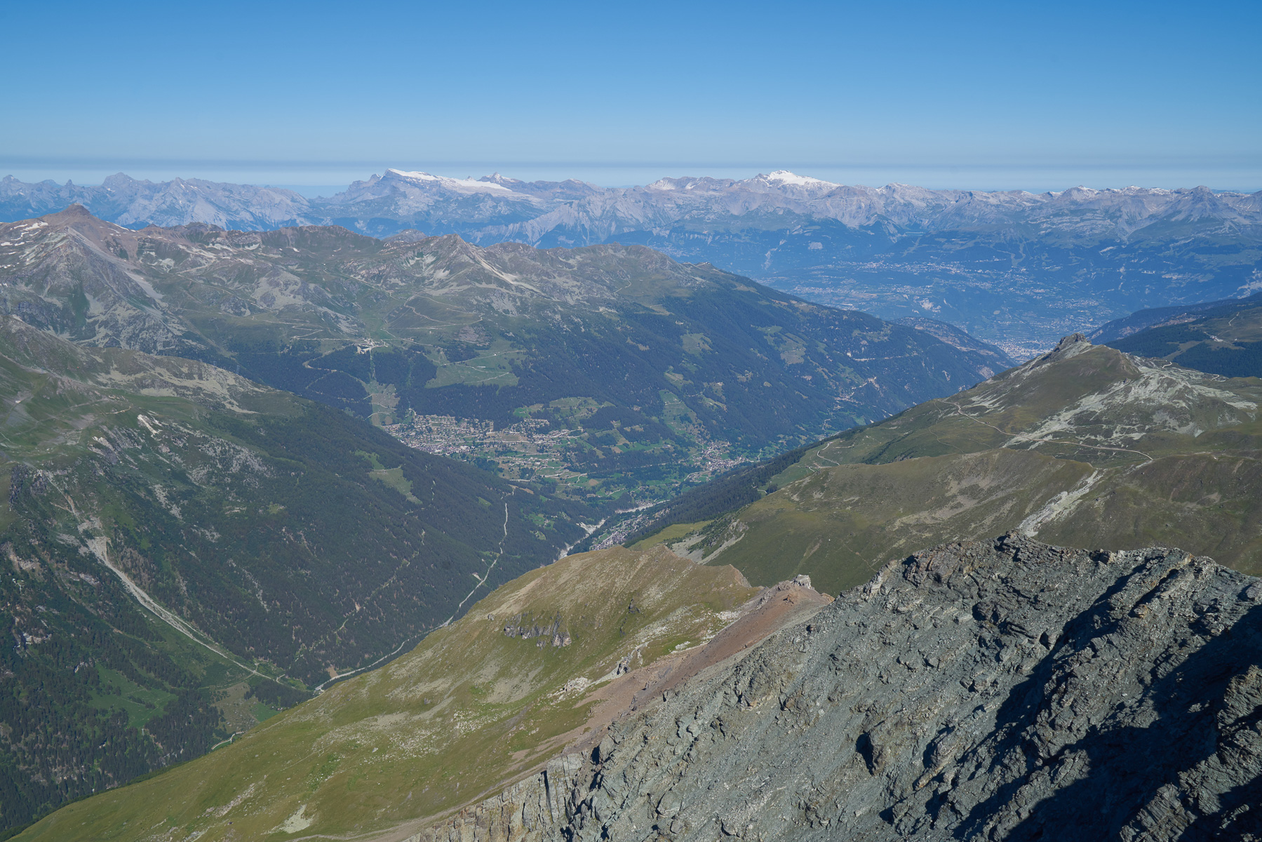 Blick über Grimentz in die westlichen Berner Alpen.