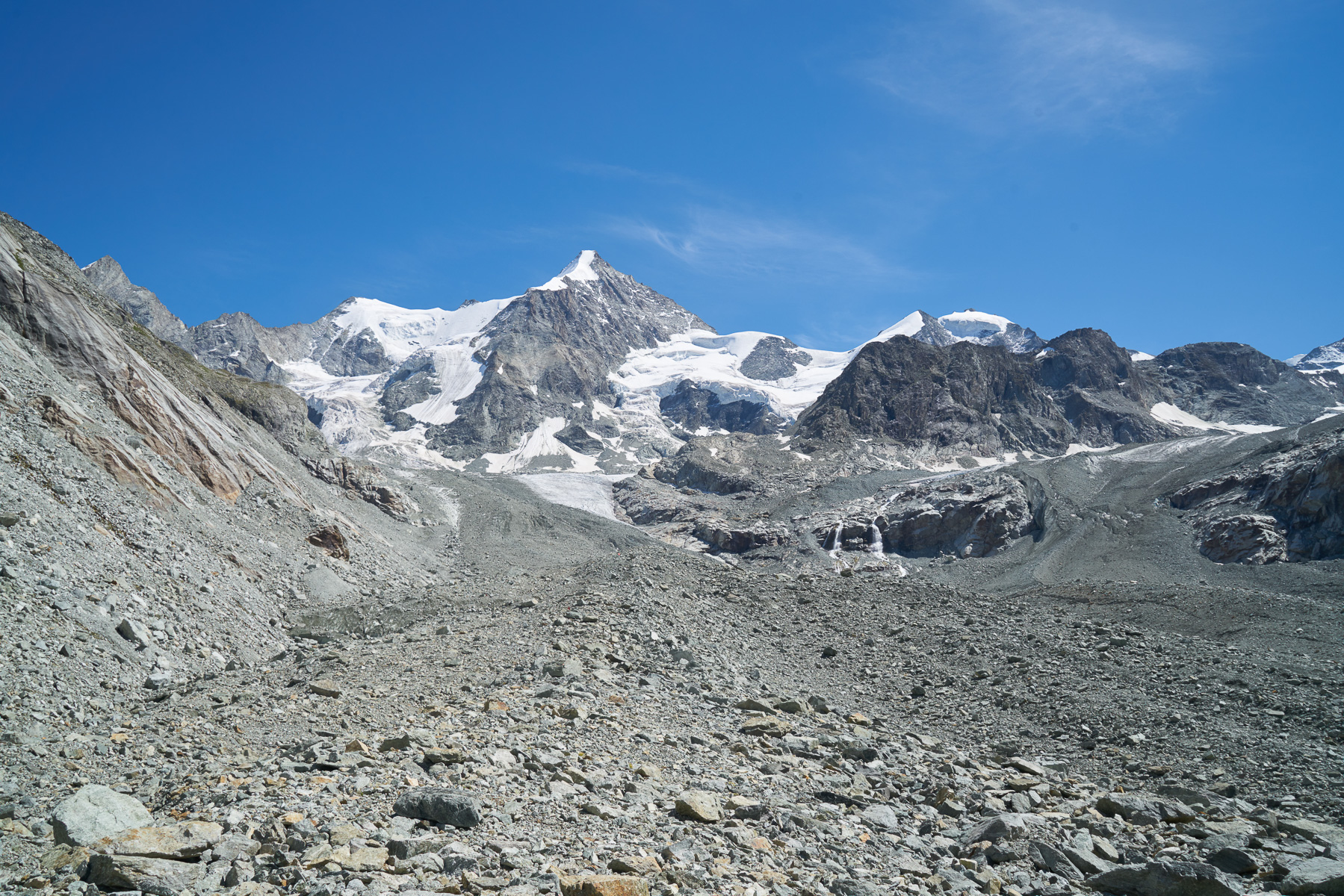 mit Blick zum Obergabelhorn. Mittlerweile ist der Gletscher komplett mit Schutt bedeckt.