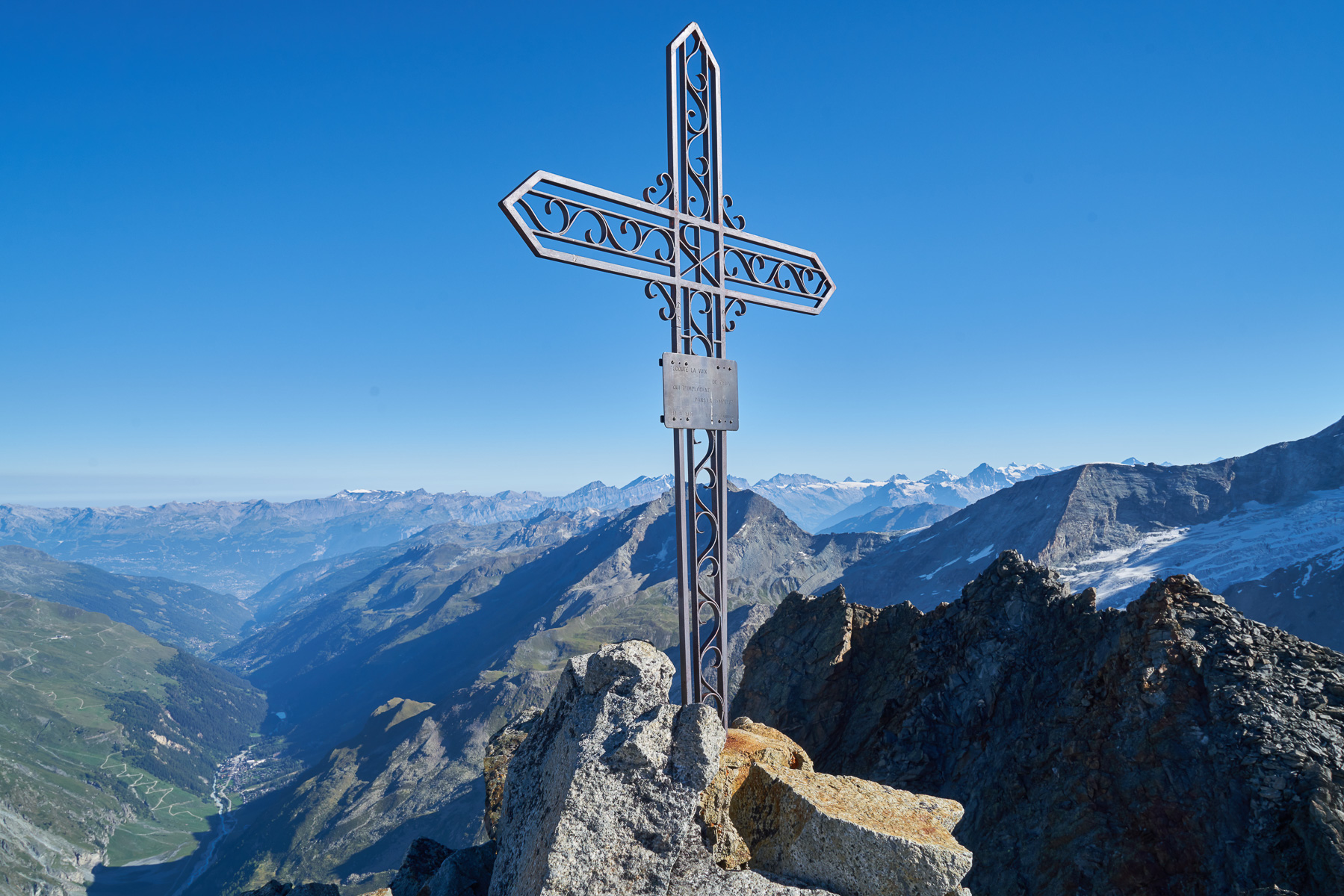 Ein wunderschönes Gipfelkreuz vor den Berner Alpen.