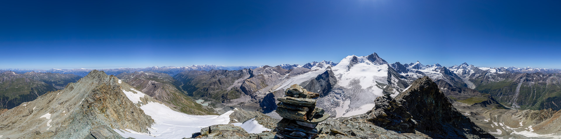 Gipfelpanorama mit dem mächtigen Turtmanngletscher am Weisshorn.