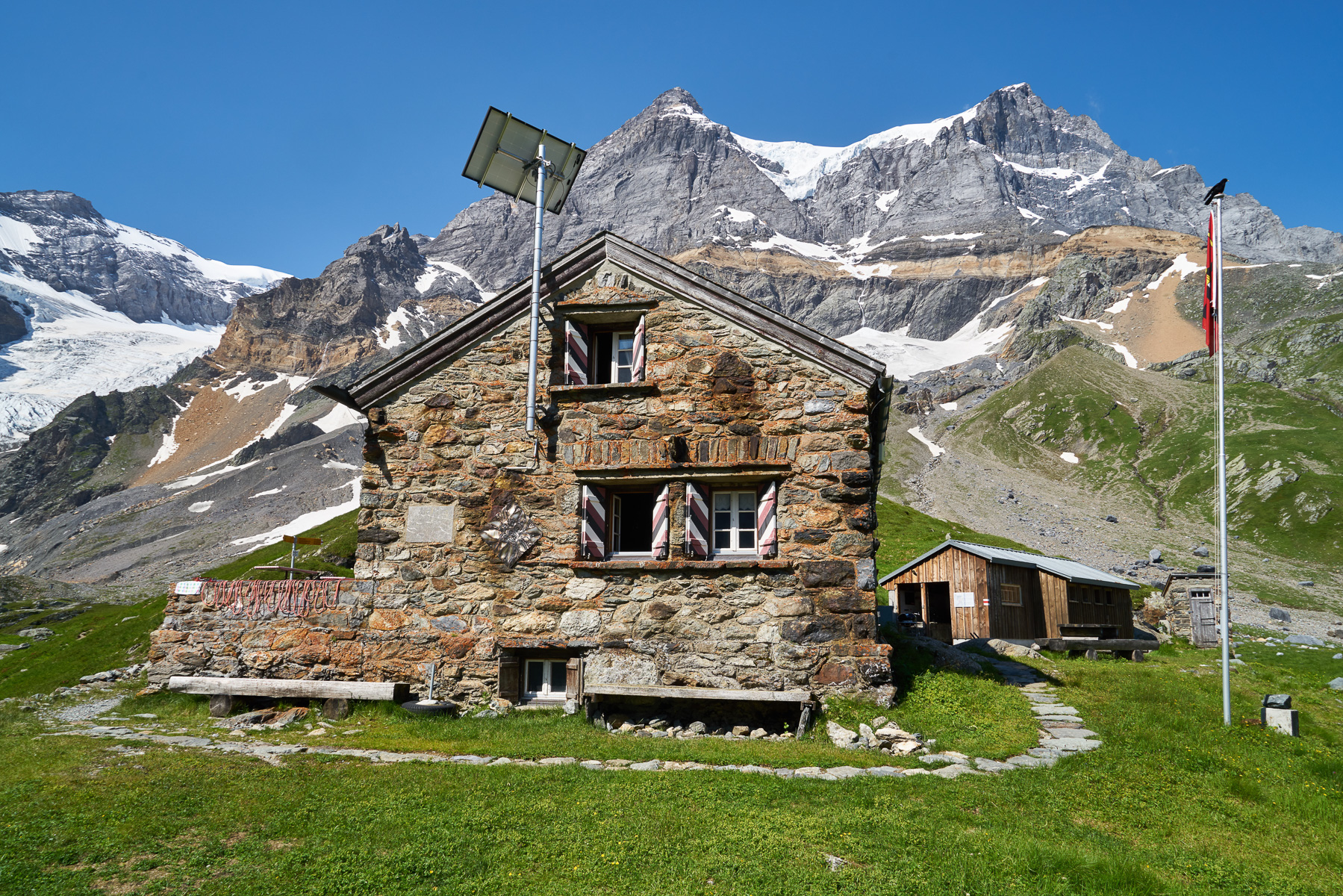 Die gemütliche Hütte mit ihrem mächtigen Berg, dem Tödi