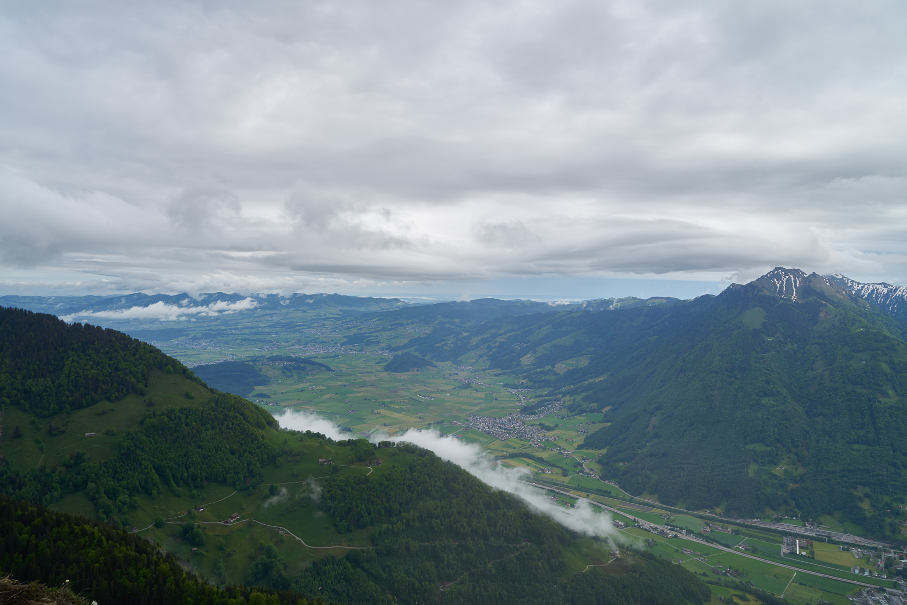 Die Berge werden niedriger und das Wetter schlechter: Blick ins Linthtal.