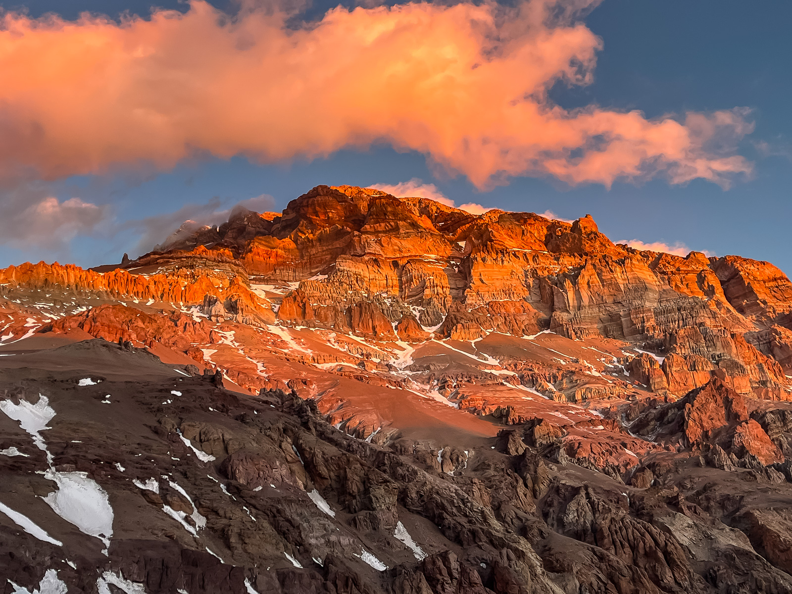 ... leuchtet die Westwand des Aconcagua