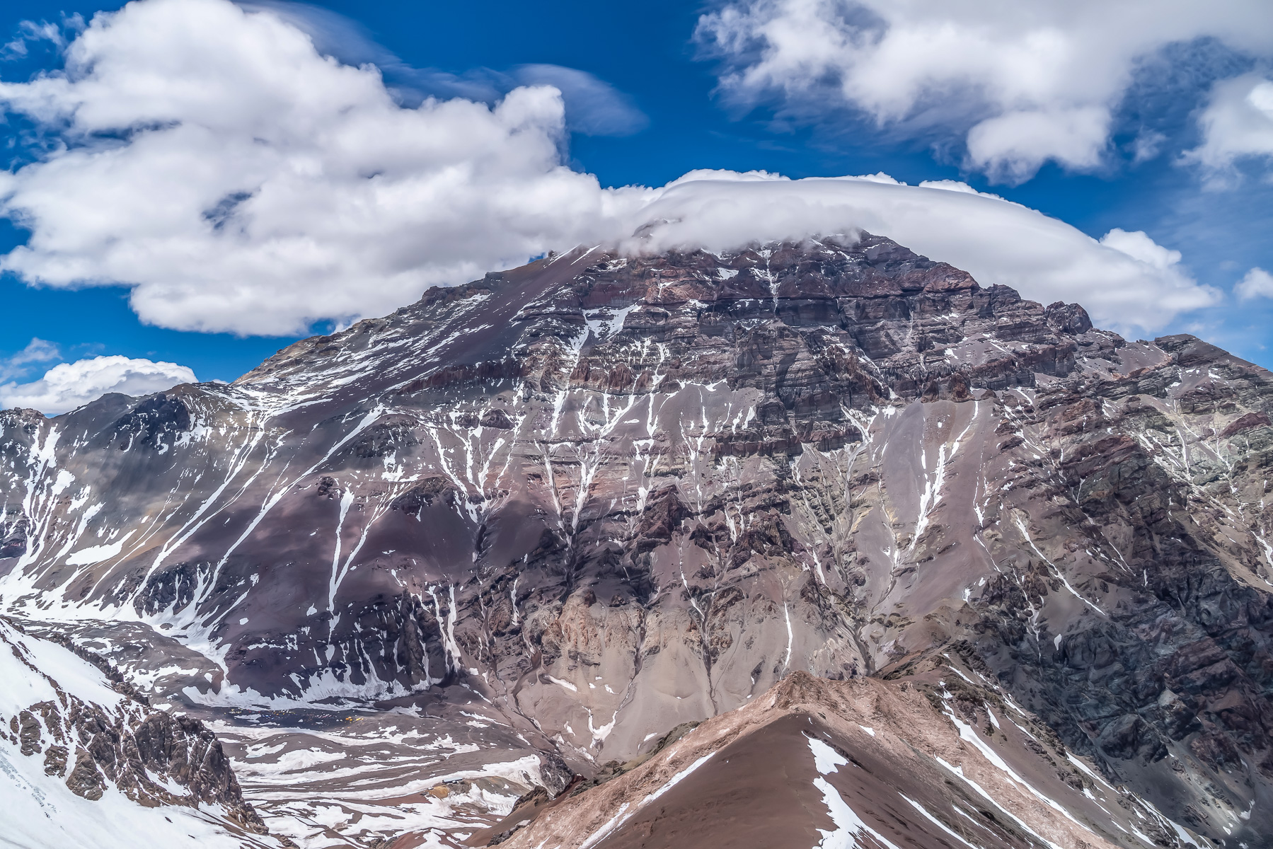 Die beeindruckende Westwand vom Aconcagua und ganz klein erkennt man darunter das Basislager.