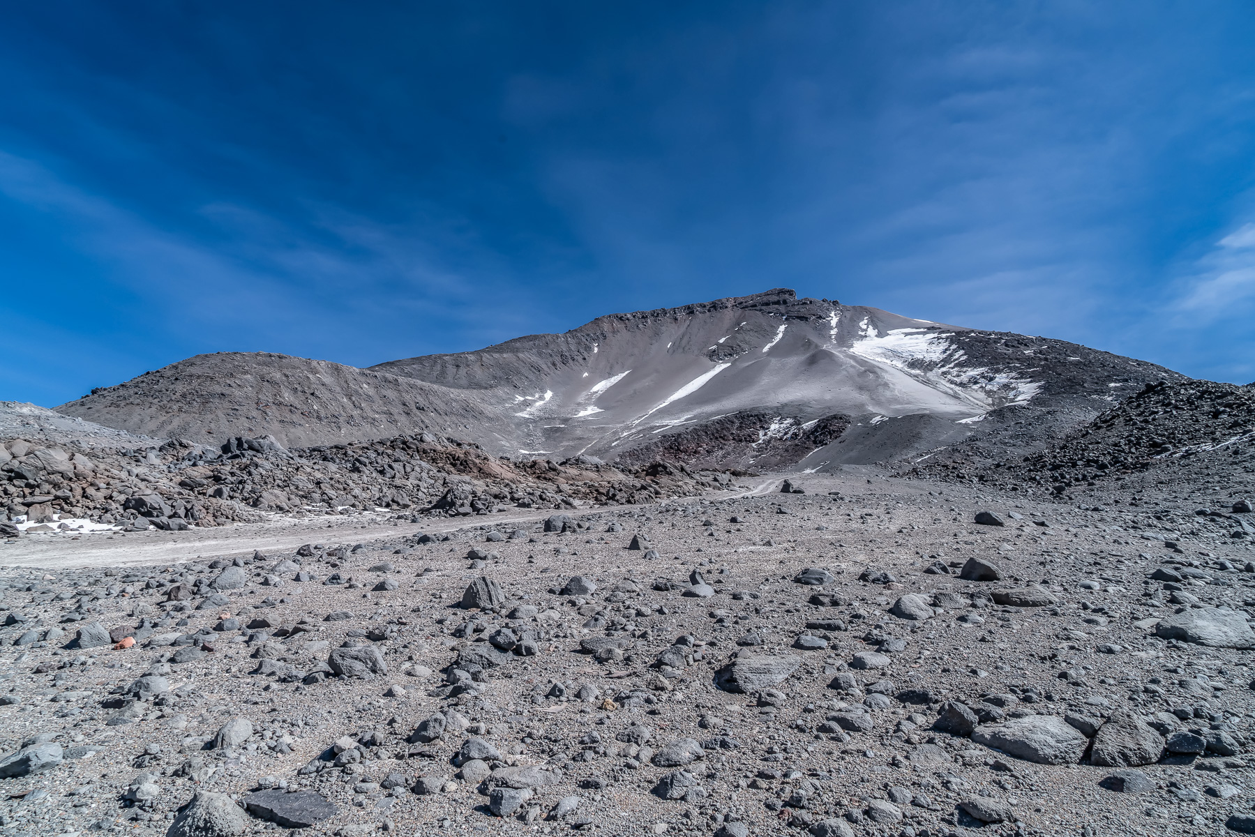 Rückblick zum mächtigen Ojos del Salado