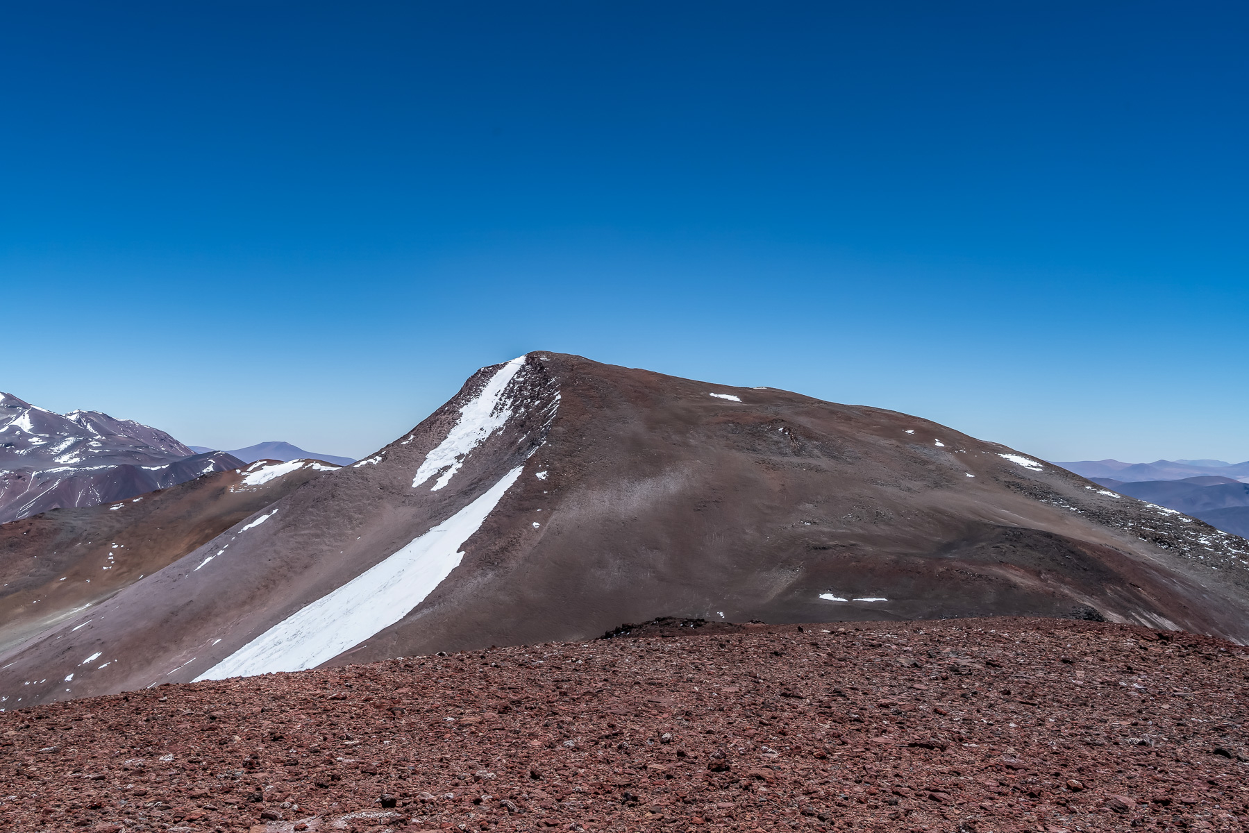 Blick zum Hauptgipfel, den wir wegen starken Windes aufgegeben haben.