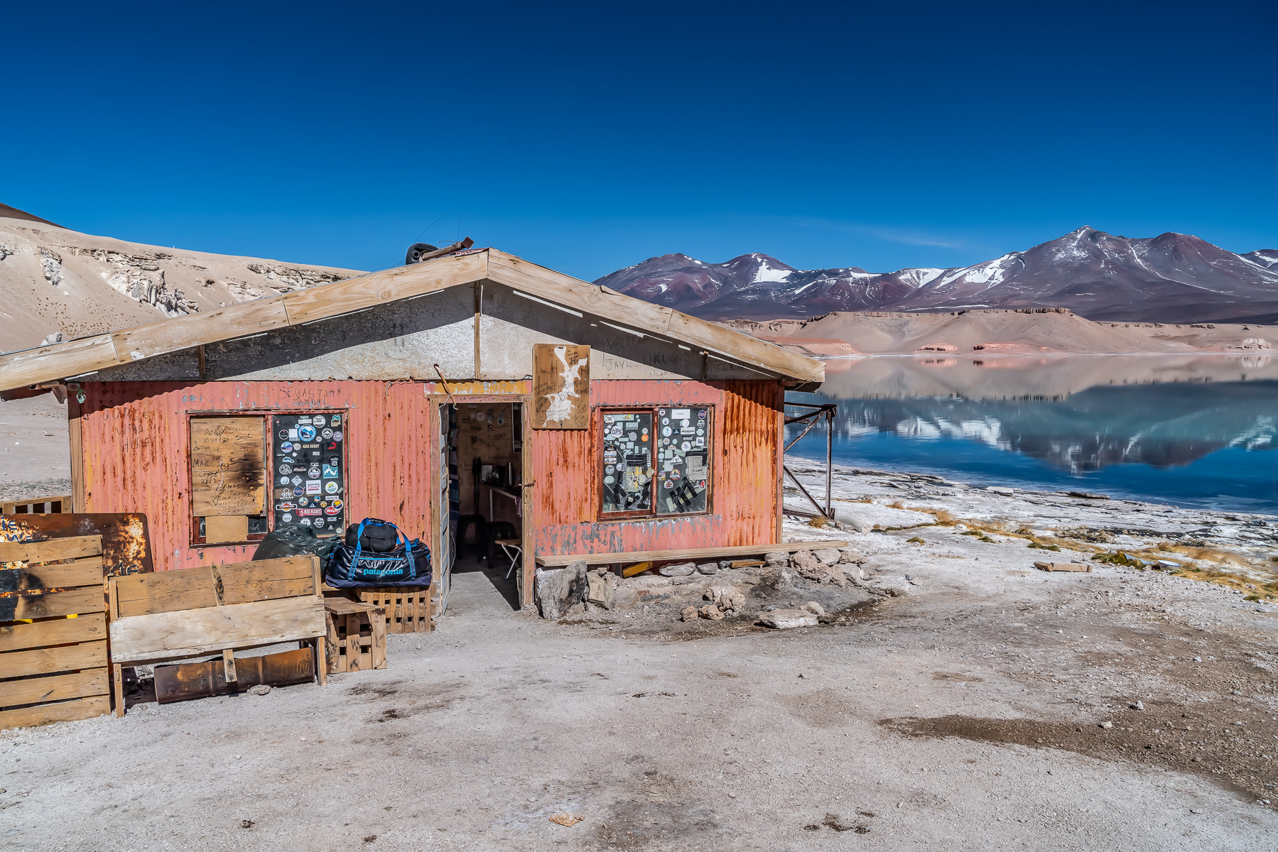Die einfache Schutzhütte am herrlichen See