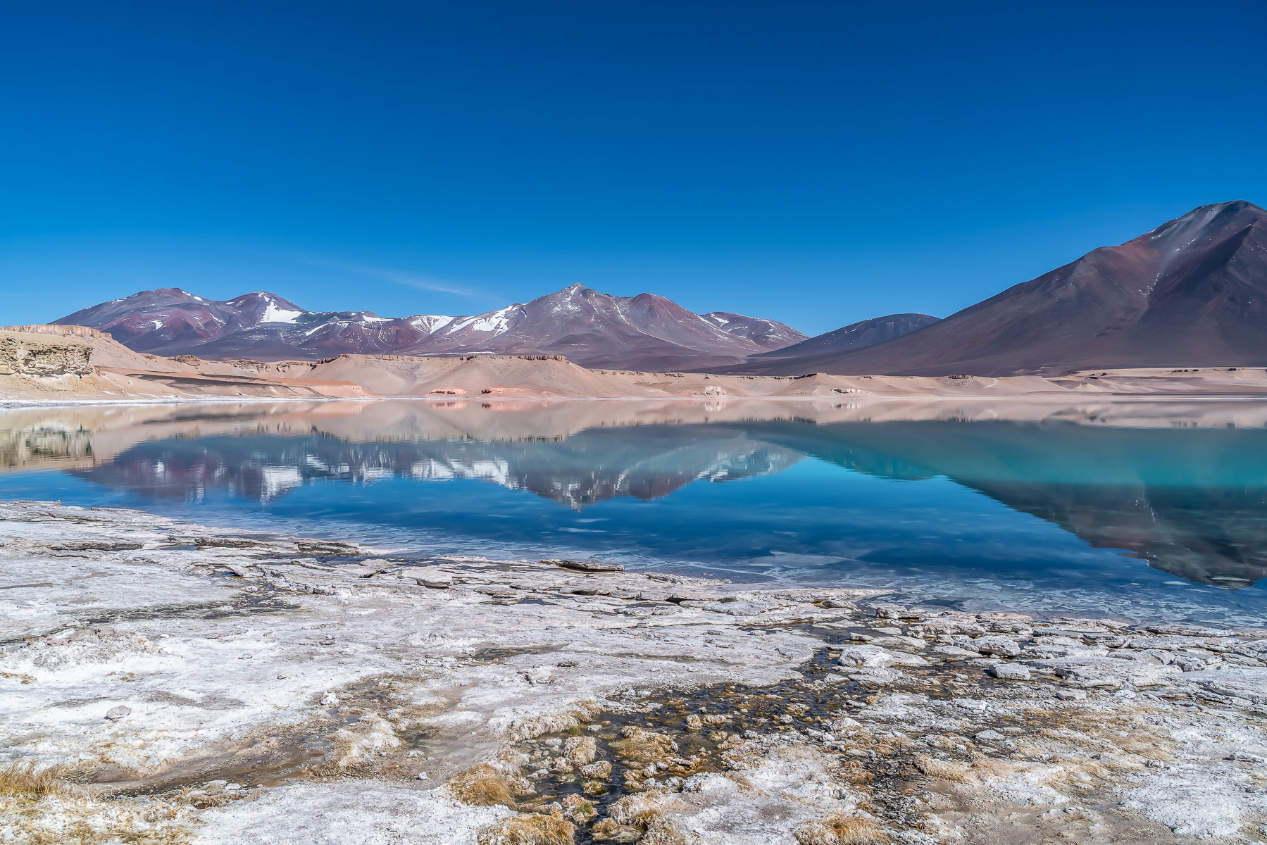 Traumhafter See im Nirgendwo mit heißen Quellen