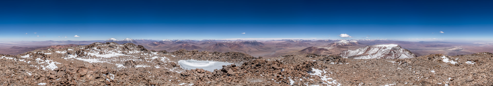 Beeindruckendes Gipfelpanorama der nördlichen Atacama-Wüste