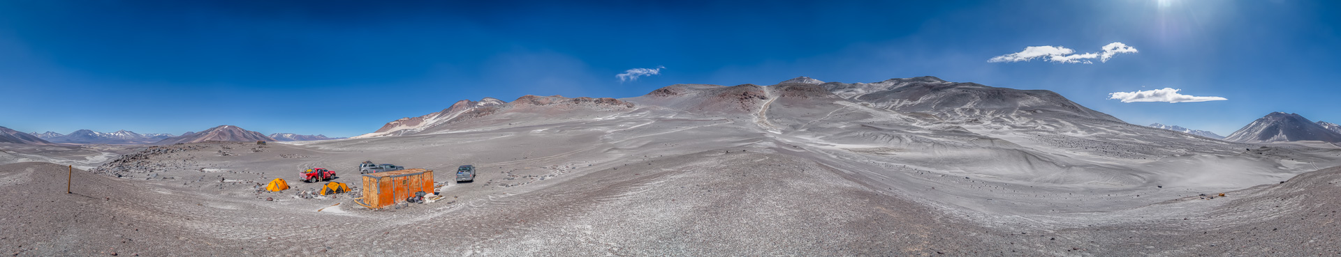 Vom Basislager sieht man schon den Gipfel des Ojos del Salado.